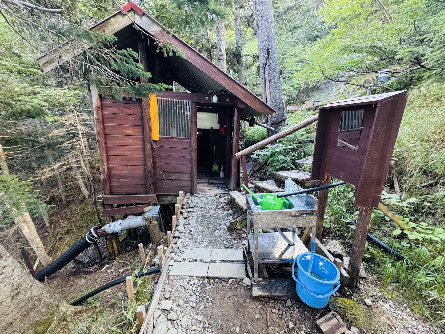 南アルプス仙塩尾根テント泊縦走登山(熊ノ平小屋トイレ)