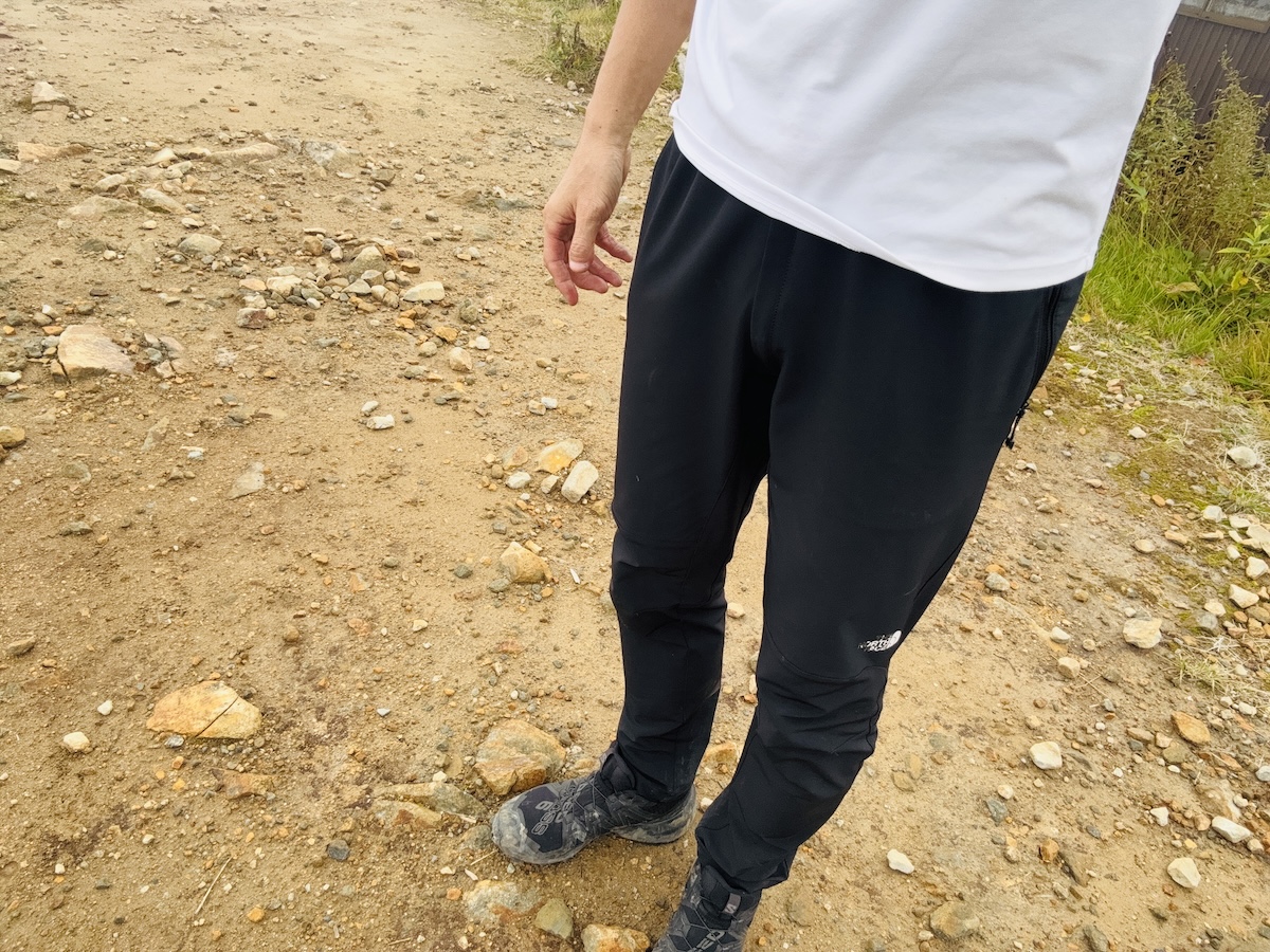 ノースフェイス アルパインライトパンツをレビュー】ストレッチ効き