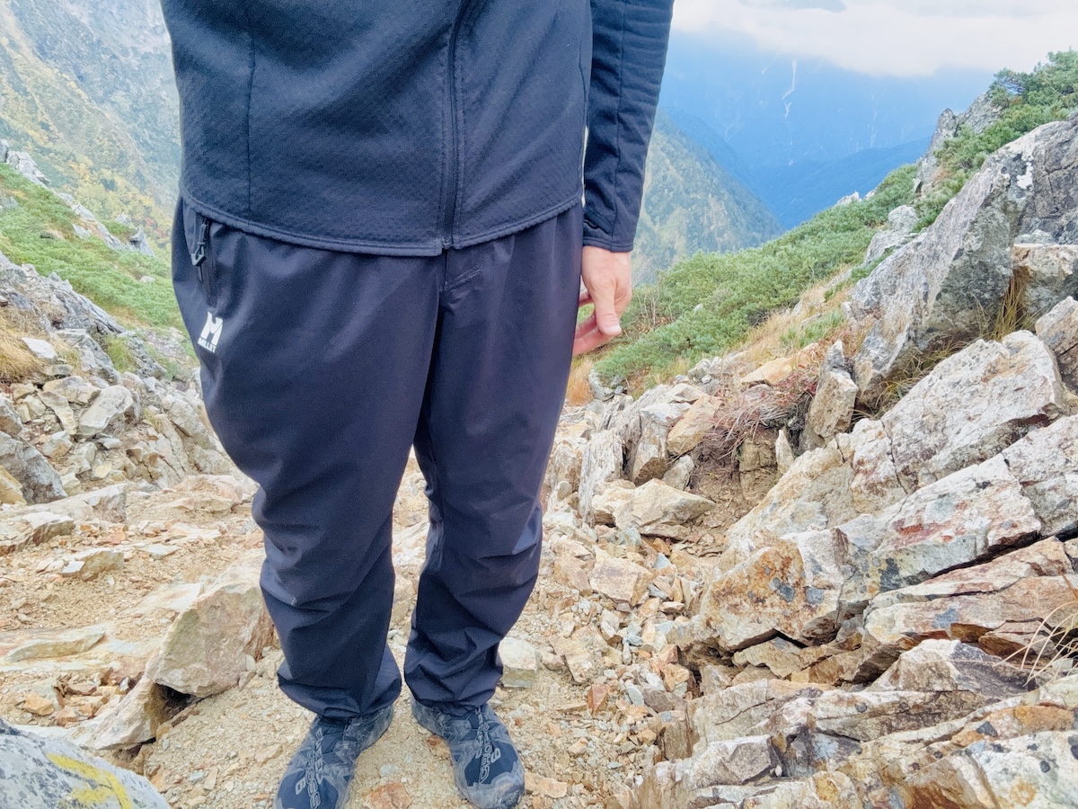 【ミレーティフォンストレッチパンツをレビュー】雨の登山でも不快感を軽減!高透湿レインパンツの実力を徹底解説